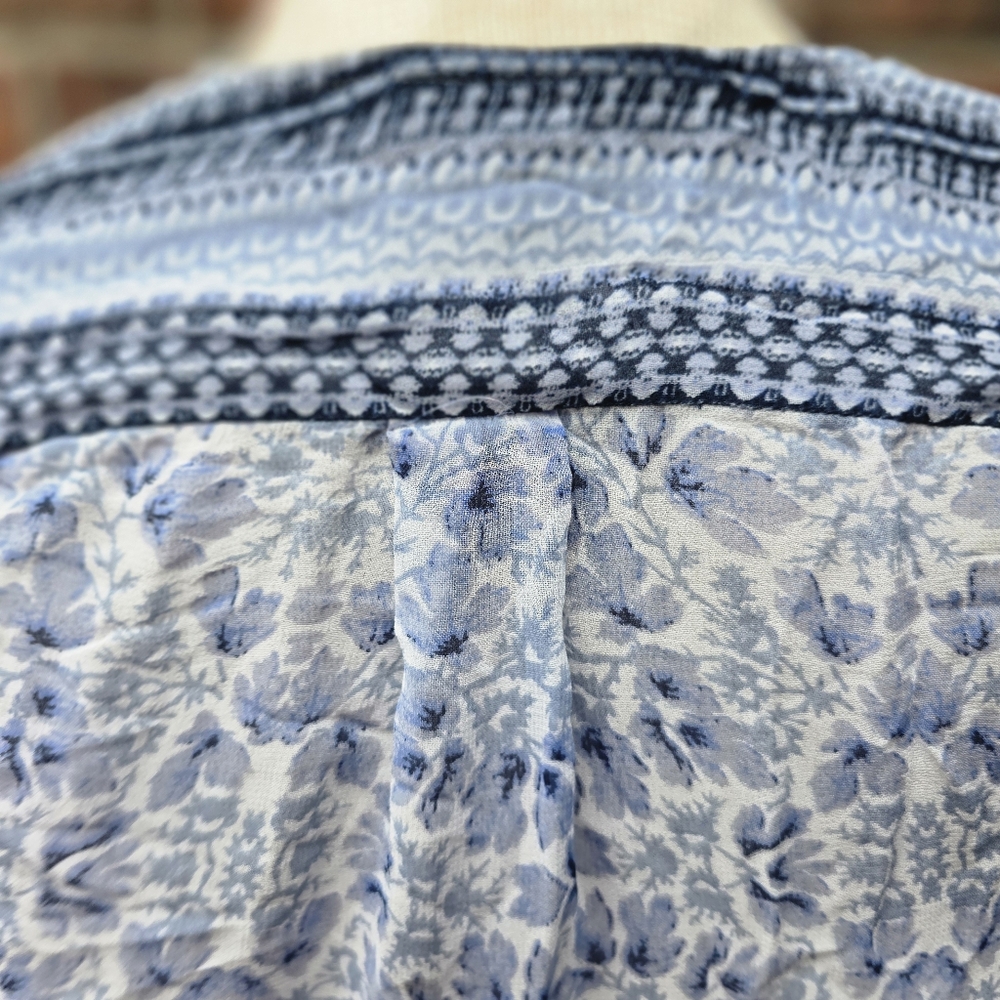 Lucky Brand Women’s Blouse  Summer Blue White Floral Geo Sleeveless Size XS - Picture 5 of 9